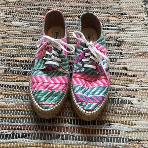 SPANISH ESPADRILLES IN GRAPHIC NEÓN